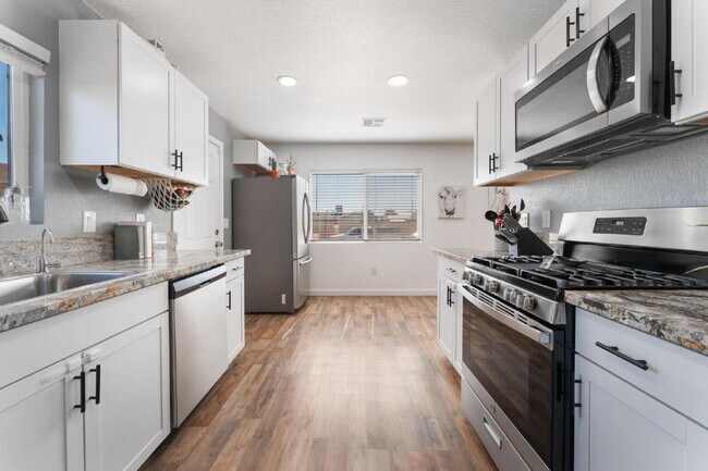 Building Photo - 2 Bedroom 1 bath Single Story Home on Large Lot with Solar and Water Purification