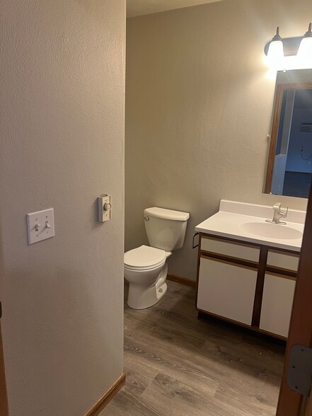 Building Photo - 3216 Midvale Dr