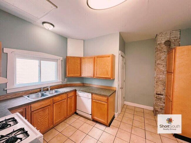 Building Photo - 4 bed 2 bath Single Family Home