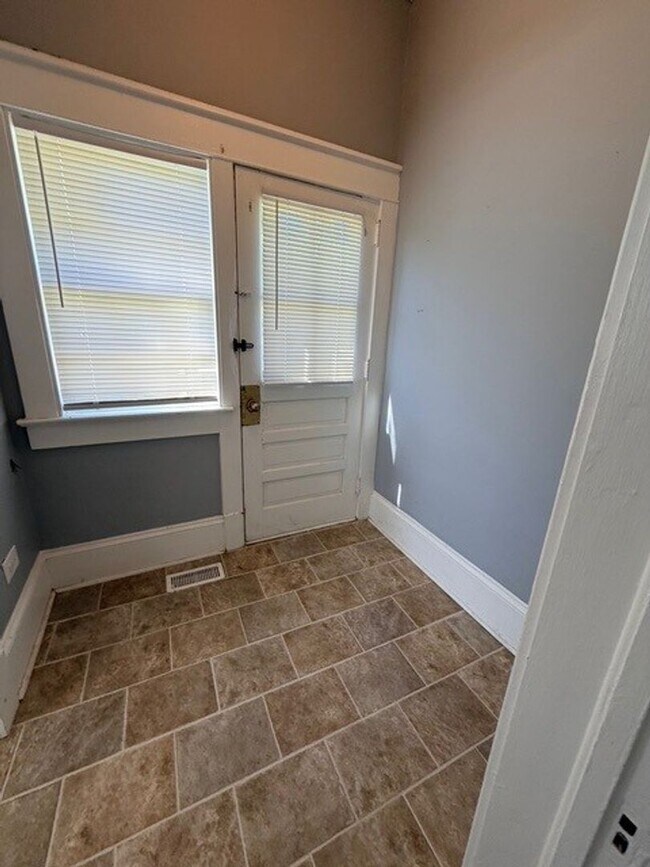 Building Photo - 312 Sirrine St