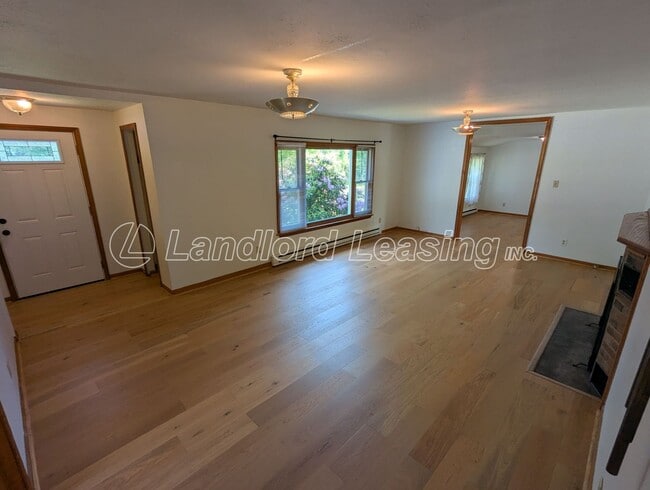 Building Photo - Country Living Spacious Ranch Duplex with ...
