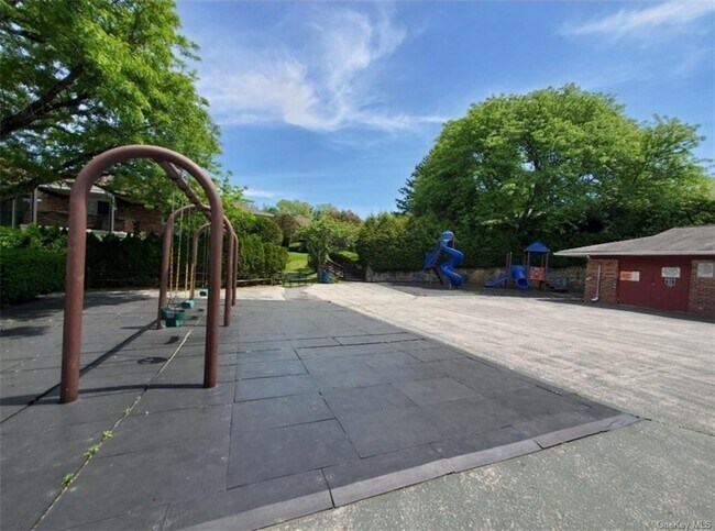 Building Photo - 204 Old Country Rd