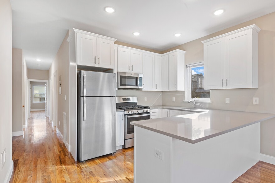 Kitchen - 68 W 52nd St