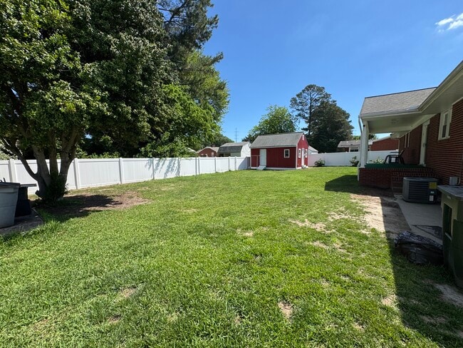 Building Photo - 117 Southerland Dr