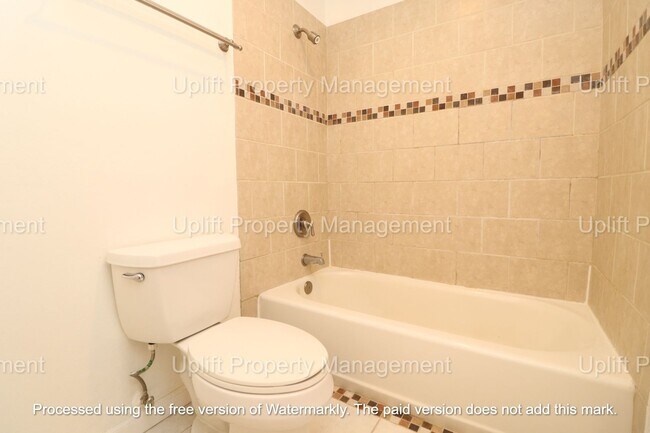 Building Photo - 1 Bed 1 Bath downstairs unit