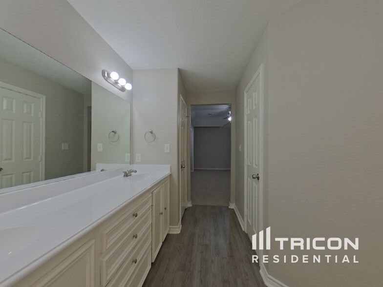 Building Photo - 729 Forest Ln Dr