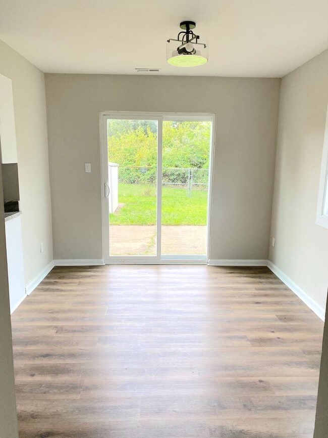 Building Photo - STUNNING 3 BEDROOM END UNIT TOWNHOUSE just off gate of Little Creek!!