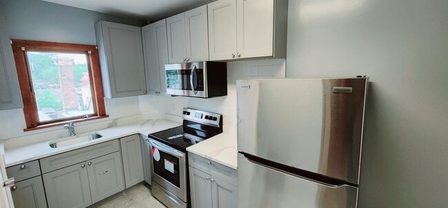 Building Photo - 125 E Broad St