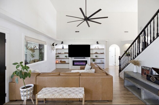 Building Photo - 930 S Indian Cir