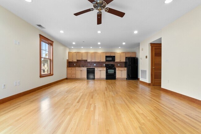 Building Photo - 50 Maple St