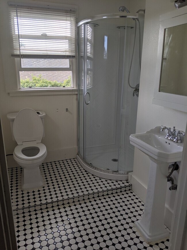 Building Photo - Now leasing for Summer 2026, Available August 5th!