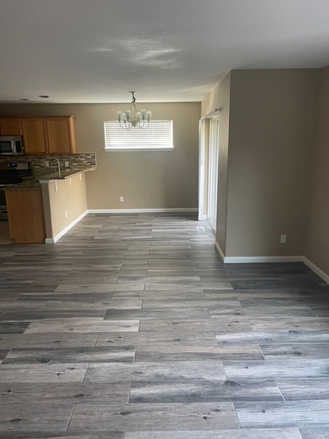 Building Photo - Beautiful 3 bed 2.5 home in Oak Hills! Was...