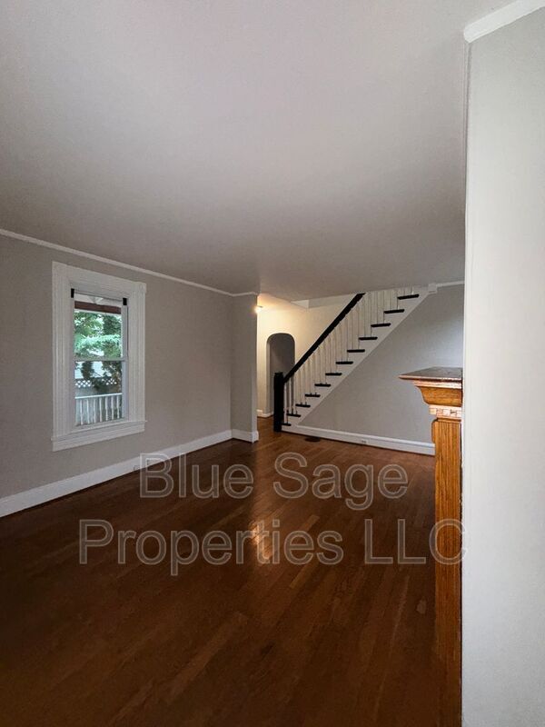 Building Photo - 913 8th Ave