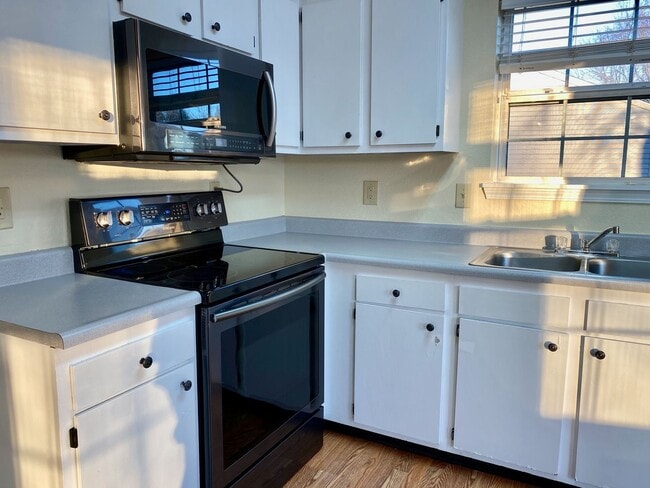 Building Photo - COMING SOON! Wonderful 3 Bedroom 2 Bathroo...