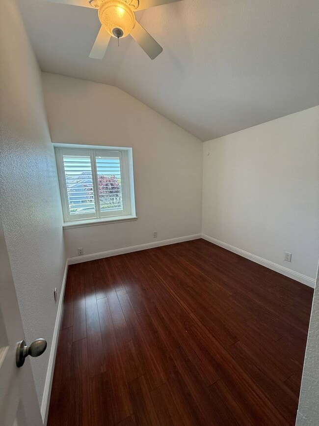 Building Photo - Stylish Redwood Shores Home with Vaulted Ceilings & Private Yard