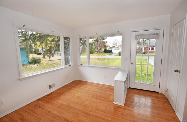 Building Photo - 300 Howland Ave