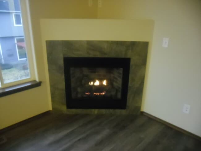 Building Photo - Newer Split Entry 4 Bedroom 3 Bath Home