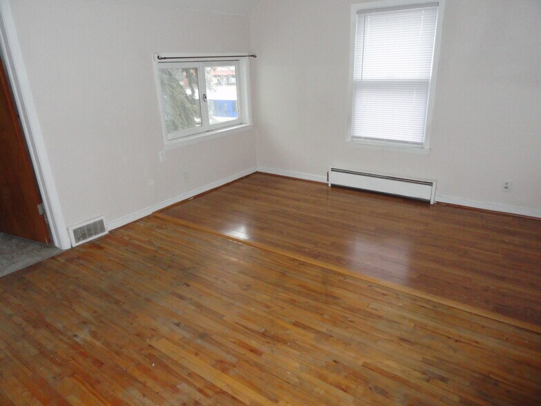 Bedroom 1 - 1708 University Ave W