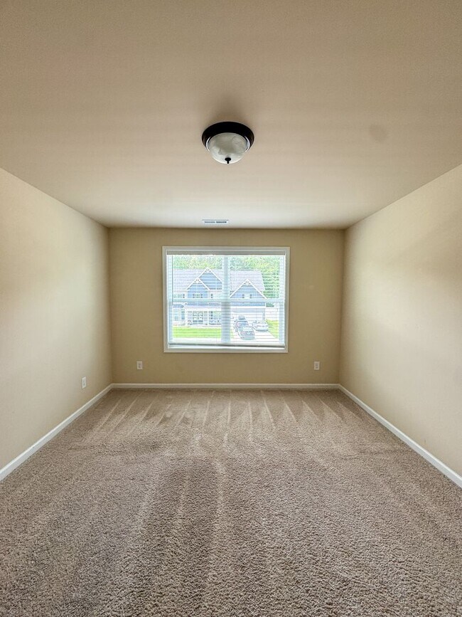 Building Photo - Stunning 5 Bed 4.5 Bath Fayetteville Home with Fenced Yard