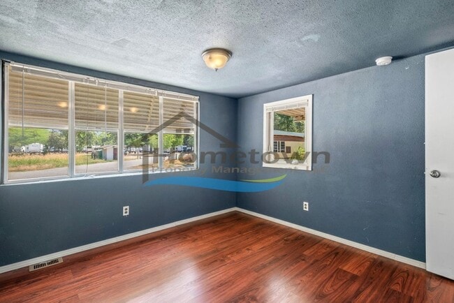 Building Photo - 2 Bedroom 1 Bath Home Available in Sagle's...