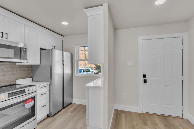 Building Photo - Newly Renovated 2 BR/ 1.5 BA Condo off Eas...