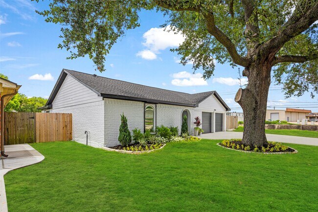Building Photo - 12831 Nyack Dr
