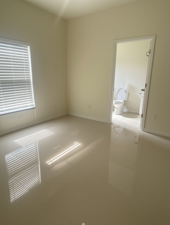Building Photo - 3212 Oleander Dr