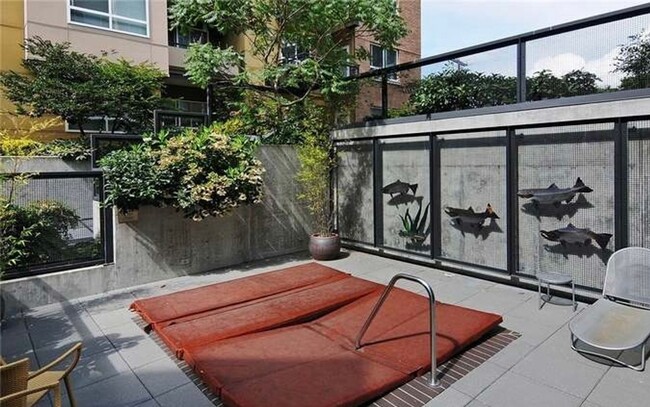 Building Photo - Beautiful Condo in the Heart of Ballard!