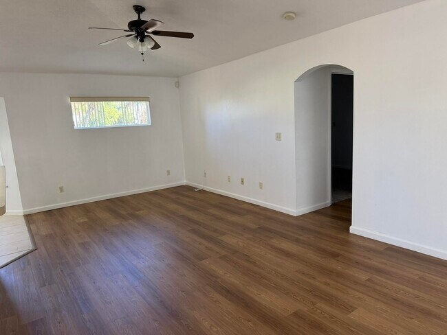 Building Photo - 137 SW Meade Cir