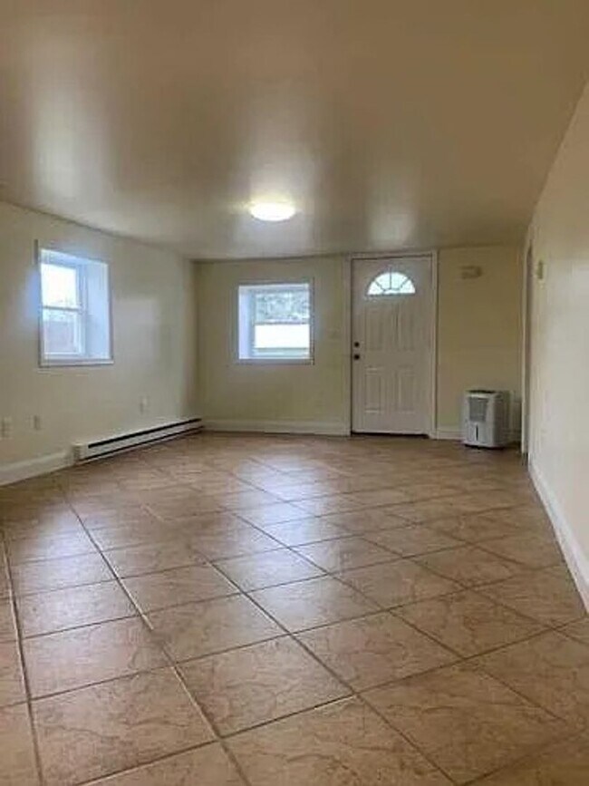 Building Photo - For Rent - Charming 2 Bed / 1 Bath Home in Stormville, NY (1,000 Sq Ft)