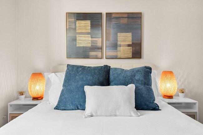 Building Photo - Lakefront Luxury Retreat, 5 Beds, 3 Baths, Quiet Gated Community.