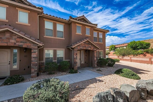 Building Photo - Beautiful Fossil Hills END UNIT!!