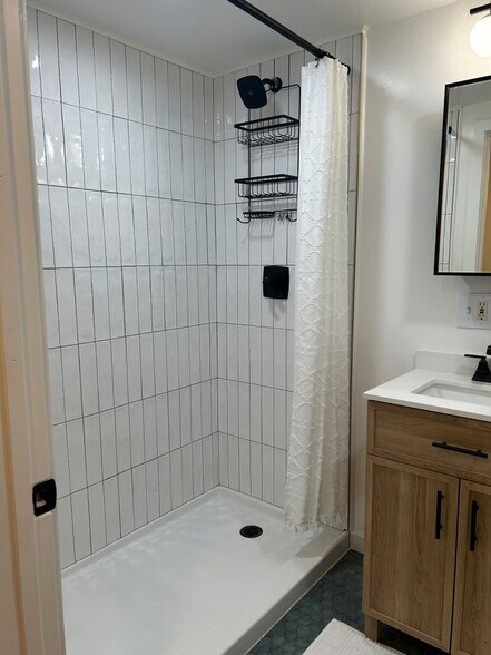 Building Photo - 632 NE Russell St