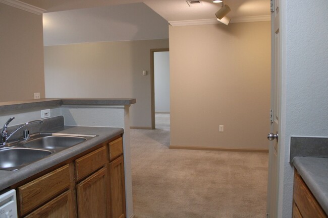 Building Photo - Lovely 2 Bedroom Condo