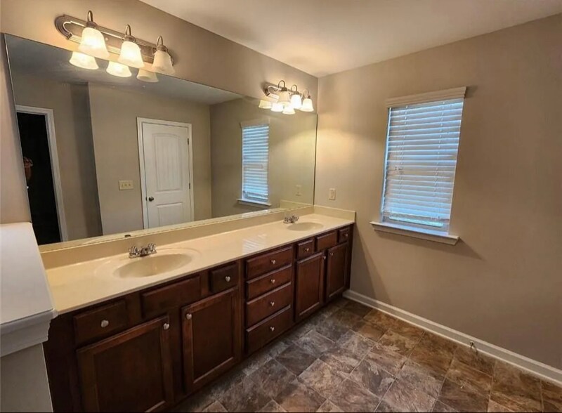 Building Photo - 1620 Townview Ln