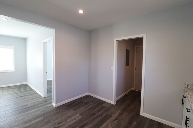 Building Photo - Complete remodel ready for rent!