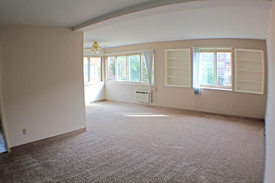Highland House Living Room - AIY Lakewood Area Apartments