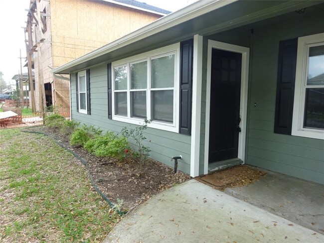 Building Photo - 2231 Saxon Dr
