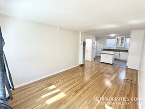 Building Photo - 1Bed 1Bath with In Unit Washer/Dryer and B...