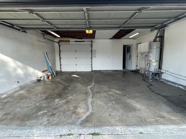 Building Photo - 3 Bedroom 2 Bathroom Home in Huntington Beach with Air Conditioning