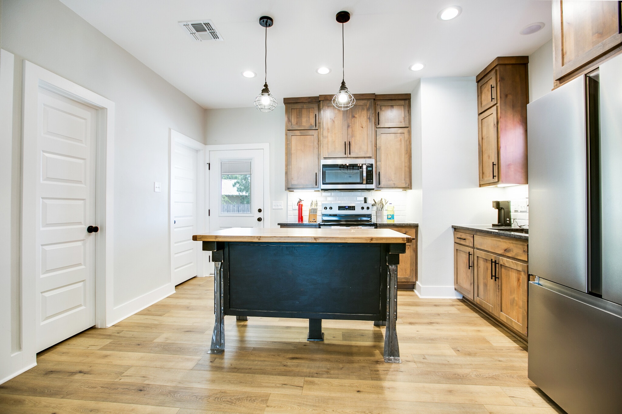 Building Photo - 1009 Holiday Dr