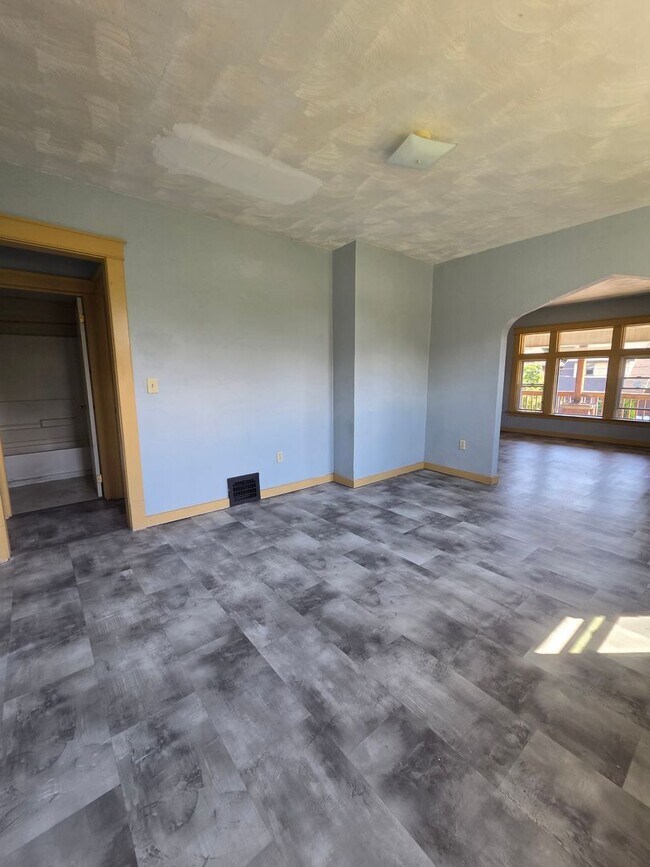 Building Photo - Upper 2 bedroom unit east side