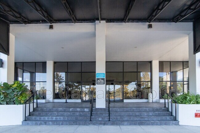 Building Photo - 400 E Colonial Dr