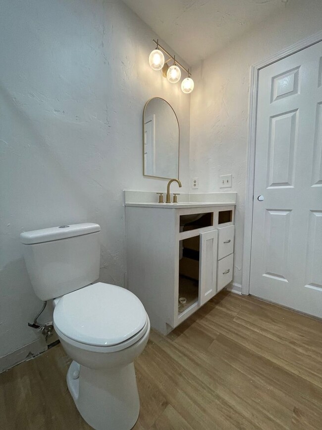 Building Photo - Completely renovated 2/1 on Golf Course!