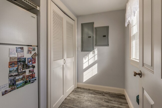 Building Photo - 2 Melvin St