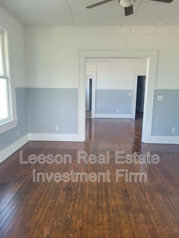 Building Photo - 314 1/2 KINGS HIGHWAY