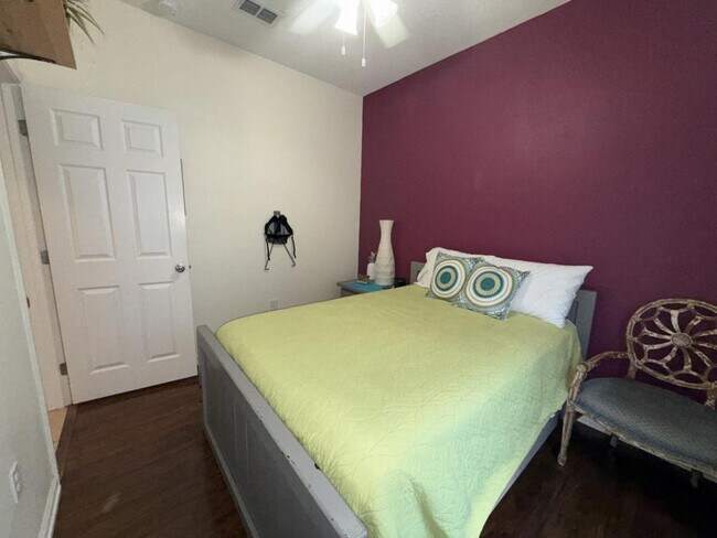 Building Photo - 1131 Century Oaks Dr