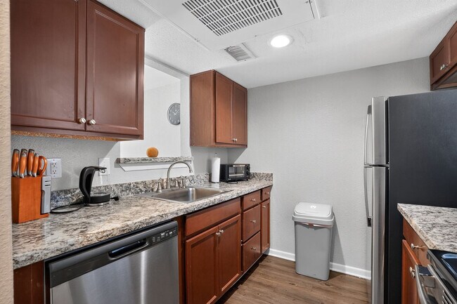 Building Photo - 5550 Folsom Dr