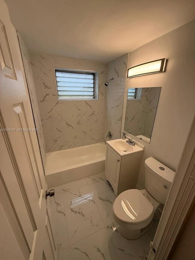 Building Photo - 1225 Normandy Dr