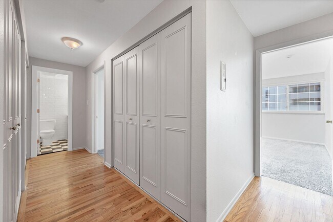 Building Photo - Stunning 2BR/1BA Condo Steps from Cheesman Park!
